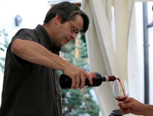 Giovanni Triacca beim Einschenken von Rotwein bei einer Weinprobe